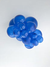Load image into Gallery viewer, 10018 Tuftex Crystal Sapphire Blue 11&quot; Round (100ct)

