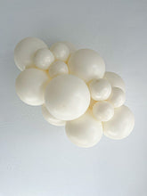 Load image into Gallery viewer, 36039 Tuftex Lace 36&quot; Round (10ct)
