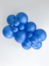 Load image into Gallery viewer, 10059 Tuftex Metallic Blue 11&quot; Round (100ct)
